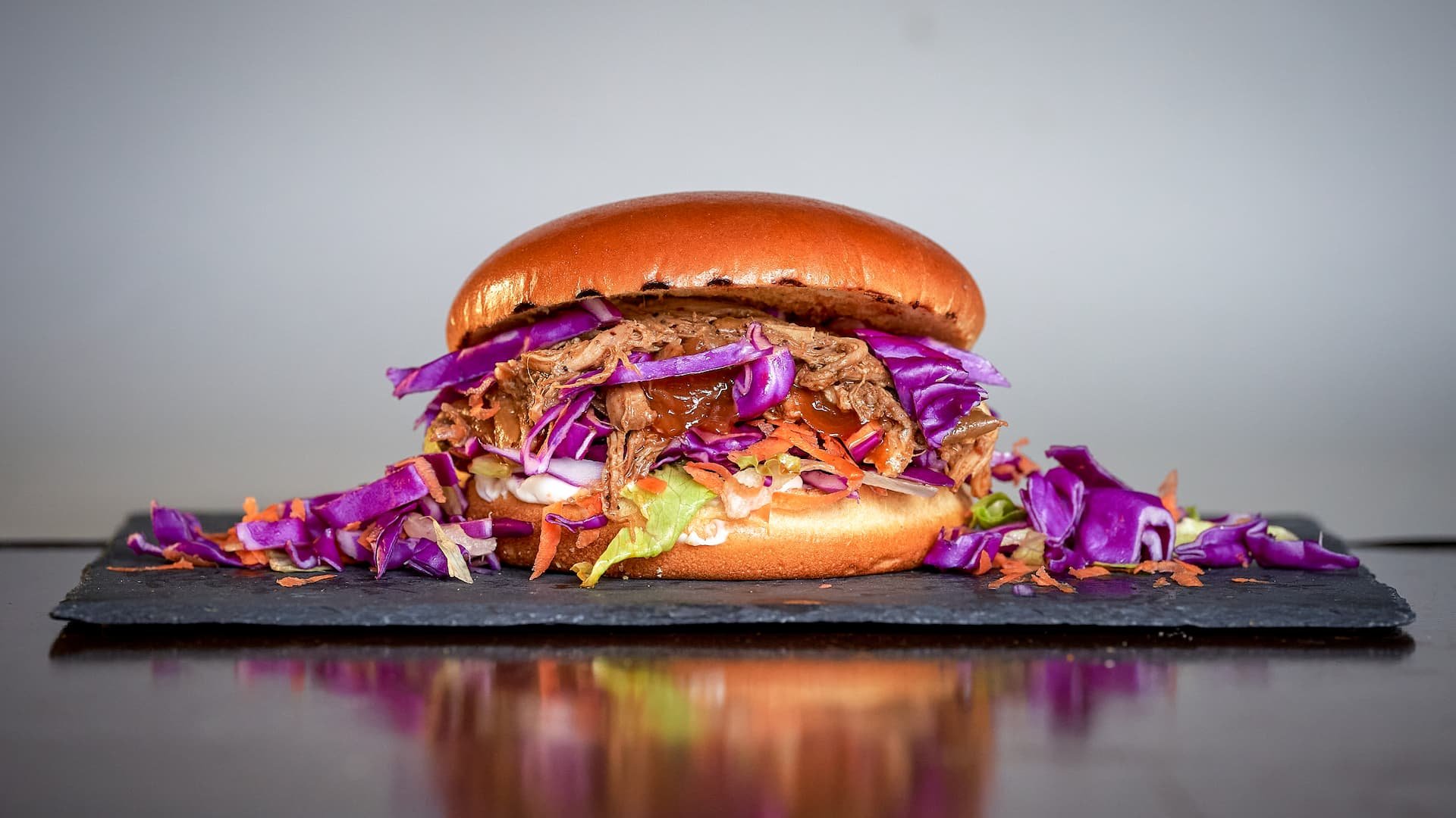 Pulled pork burger - Θράκα Burn the street